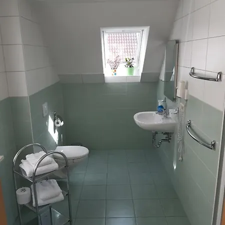 ゲストハウス Und Zum Biber 3*